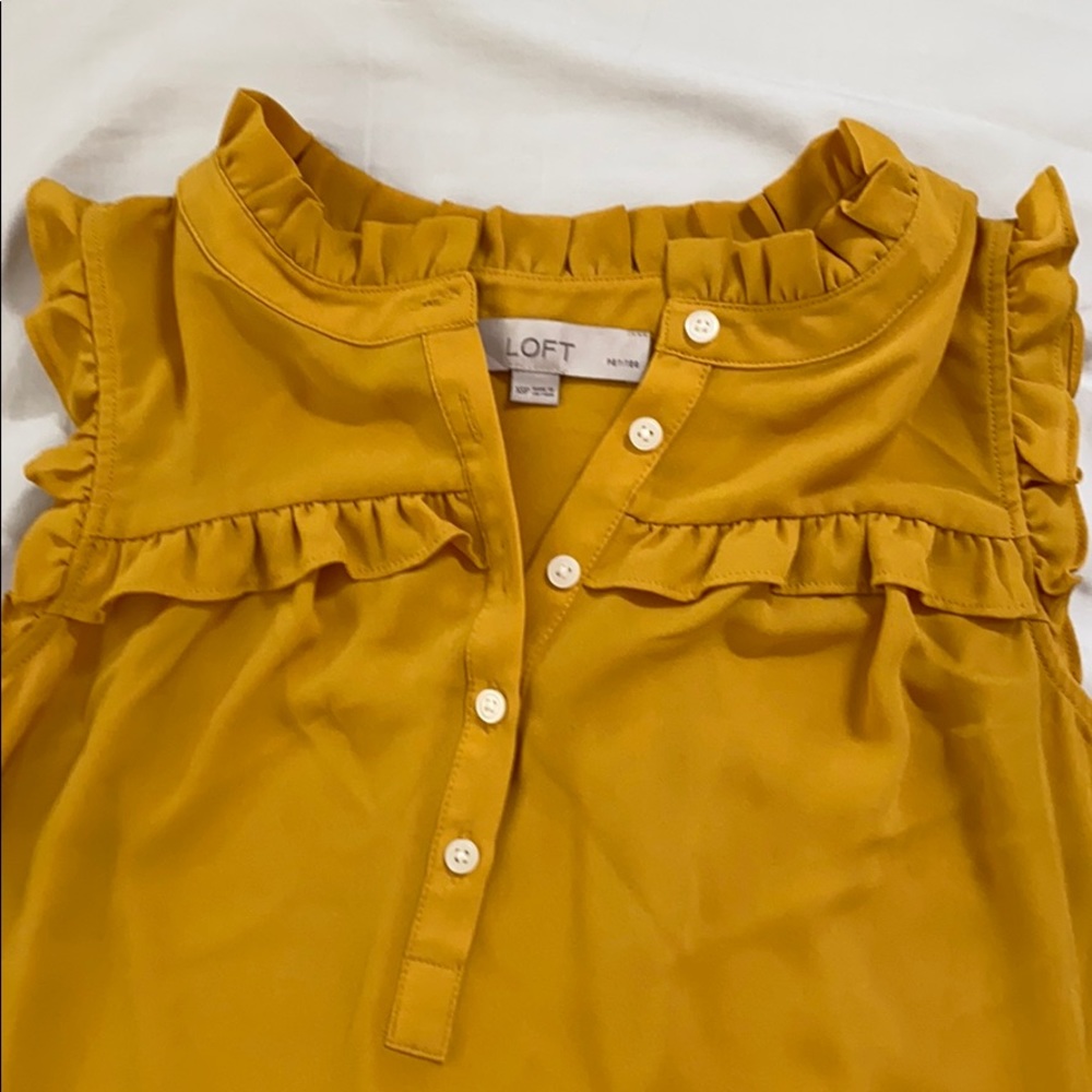 Polyester top with ruffles. Perfect for work.